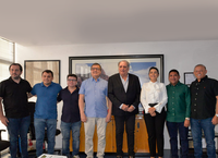 Diretor-geral do DNOCS, Fernando Leão, assina ordem de serviço para a construção de estradas vicinais