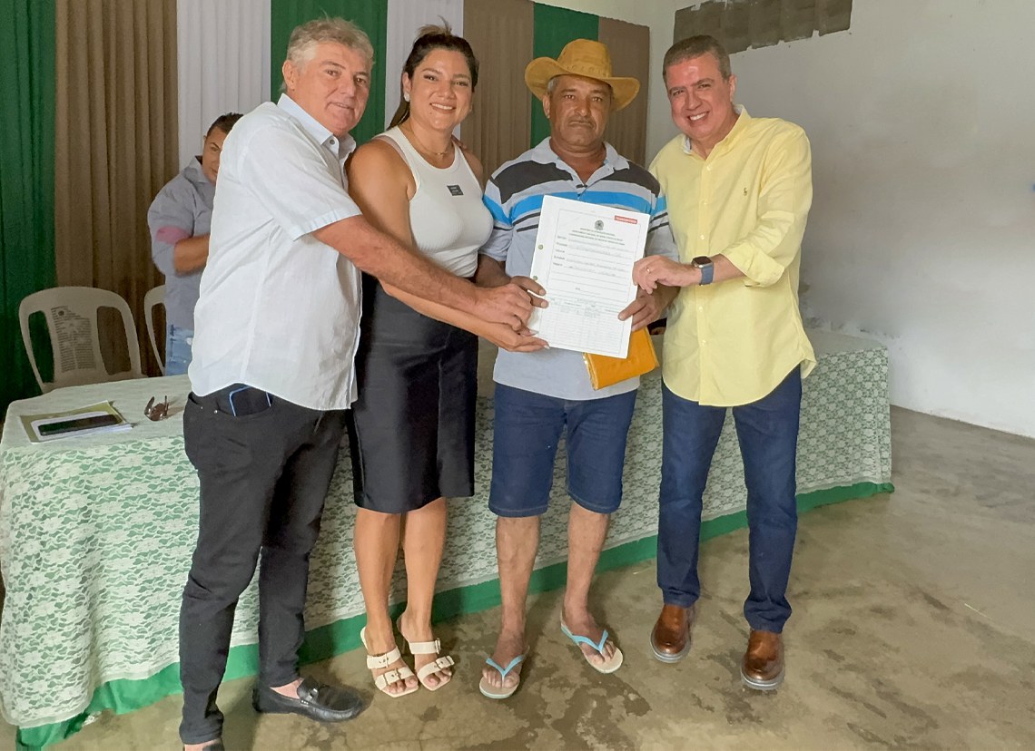 A família de Francisco Valderi recebendo a documentação das terras