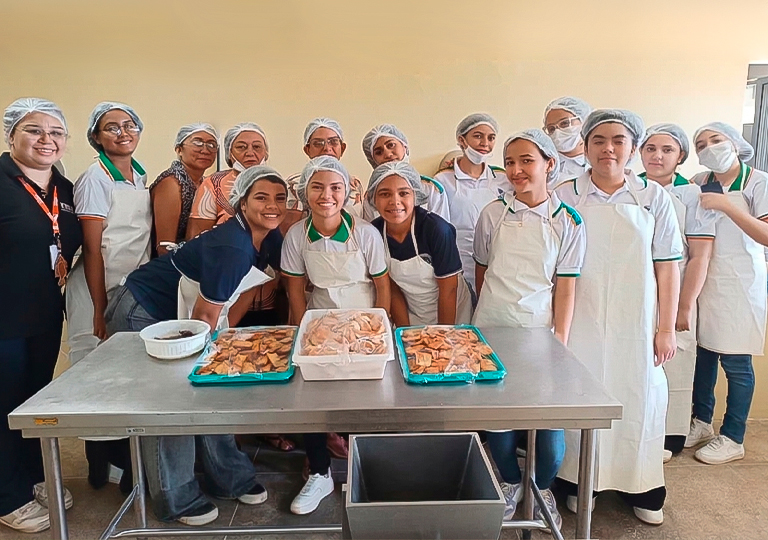 Alunos da rede pública participam de capacitação no Centro de Pesquisa Rodolpho von Ihering, com destaque para a participação de mulheres da região em atividades ligadas à tecnologia do pescado