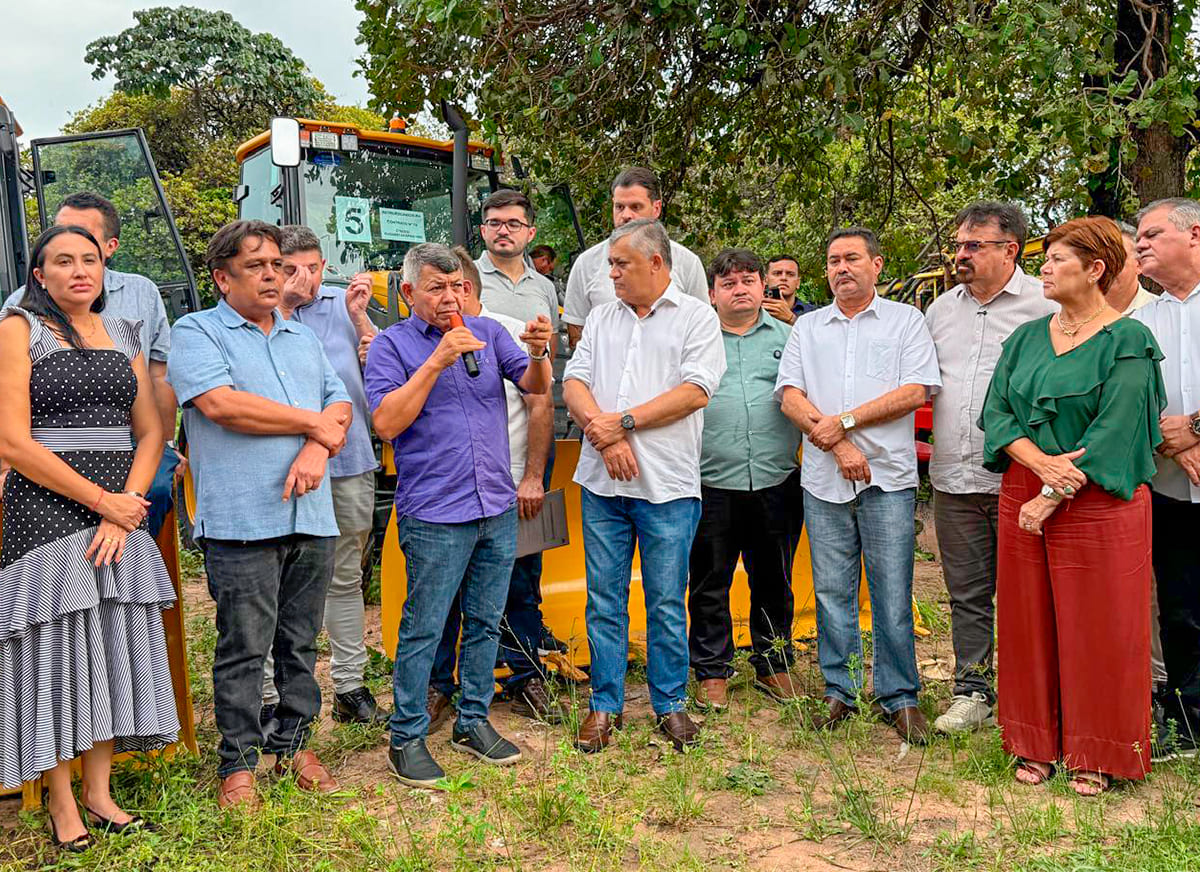 Ação em parceria com o ministro José Guimarães beneficia nove municípios e integra lote de mais de 30 máquinas destinadas ao fortalecimento do desenvolvimento regional