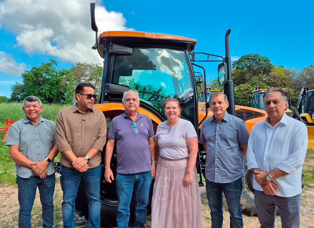 DNOCS realiza entrega de tratores para associações de quatro municípios cearenses