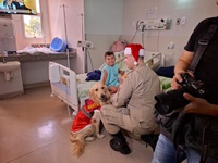 Cães Bombeiros emocionam pacientes em visita especial de fim de ano ao Humap-UFMS