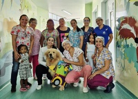 No Dia Mundial dos Animais, crianças internadas no HUJBB recebem visita do projeto Goldens pela Vida