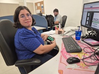 Teclado adaptado criado por colaborador do HUCFF amplia acessibilidade e reduz pela metade o tempo de trabalho de colega