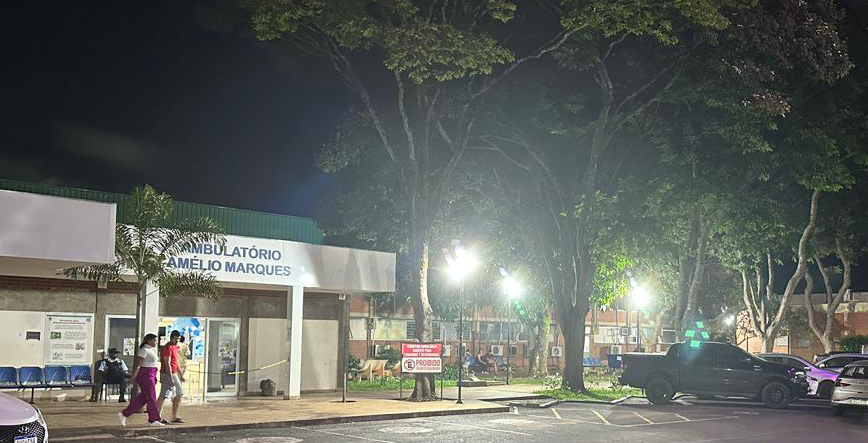 Iluminação no jardim do Ambulatório