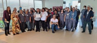 Trabalhadores da limpeza e nutrição recebem certificação de elogios pelos serviços prestados