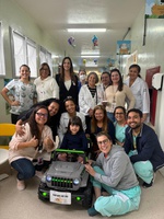 Pediatria do HU-Furg recebe doação de carro elétrico para transporte de crianças