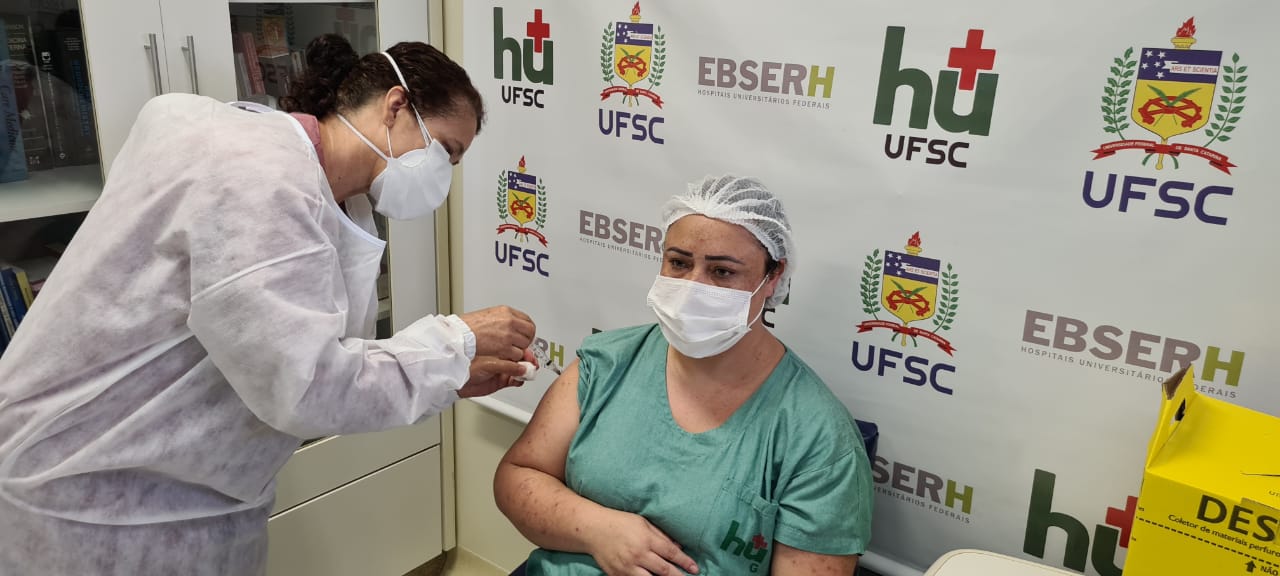 Auxiliar de Enfermagem Ediene Talgatti é vacinada
