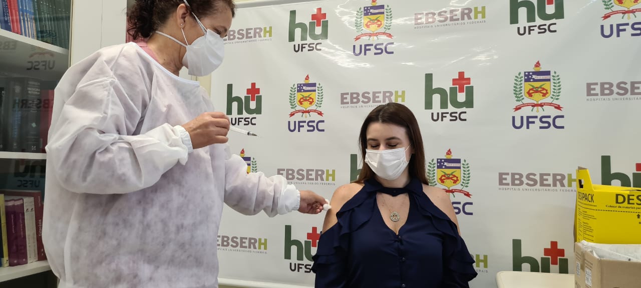 Izabel Fernanda Pauli, técnica de Enfermagem, p´rimeira vacinada no HU