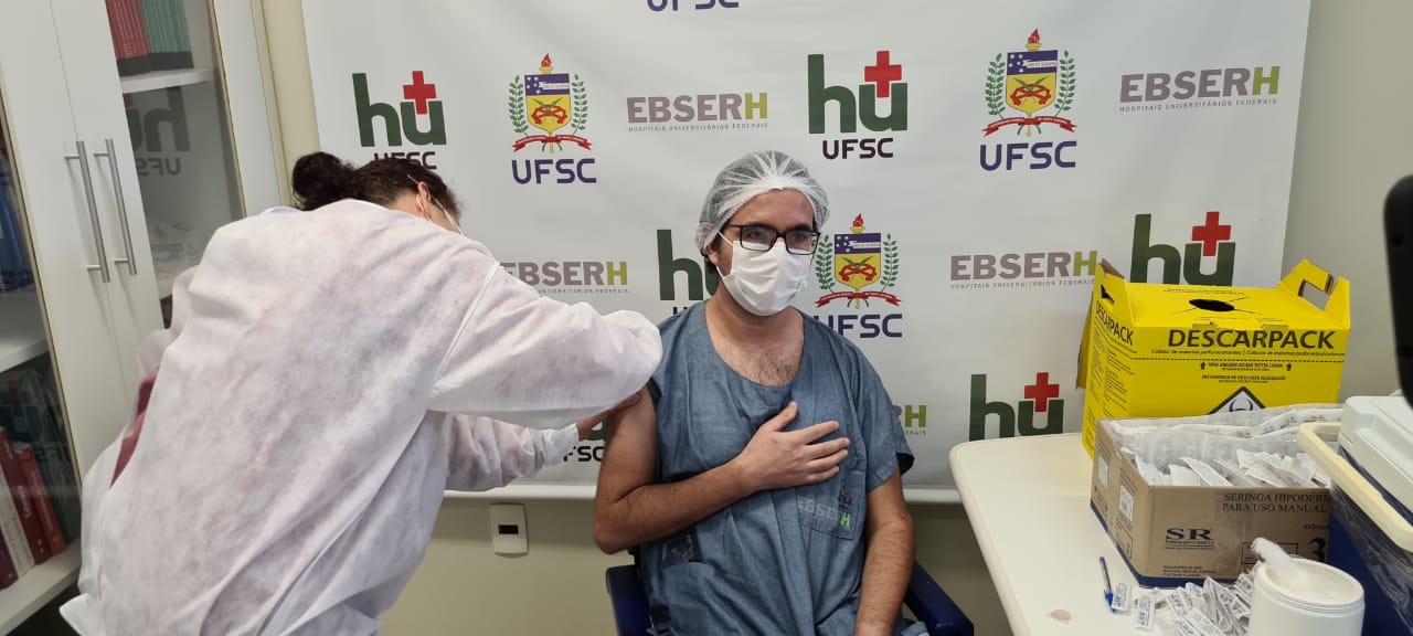 Médico intensivista Rafael Lisboa é vacinado