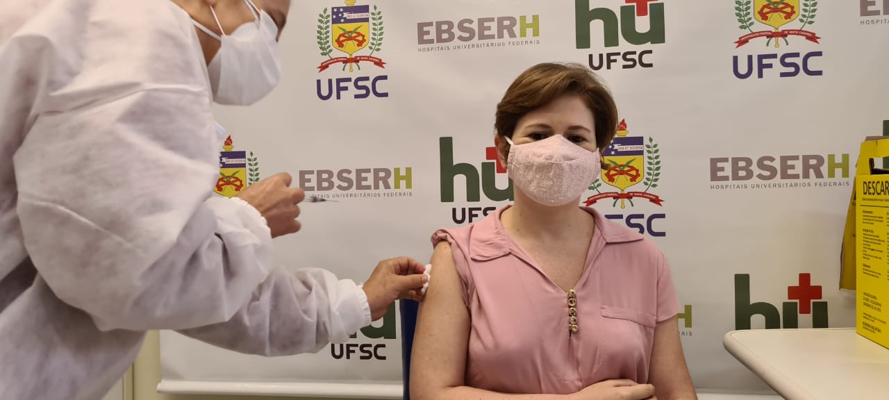 Enfermeira Tatiane Lazzarotto Souza é vacinada