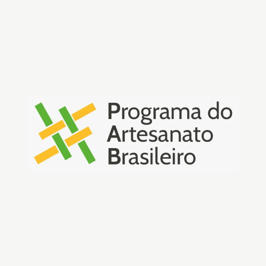 Logomarca do com linhas verdes e amarelas trançadas. Ao lado está escrito Programa do Artesanato Brasileiro