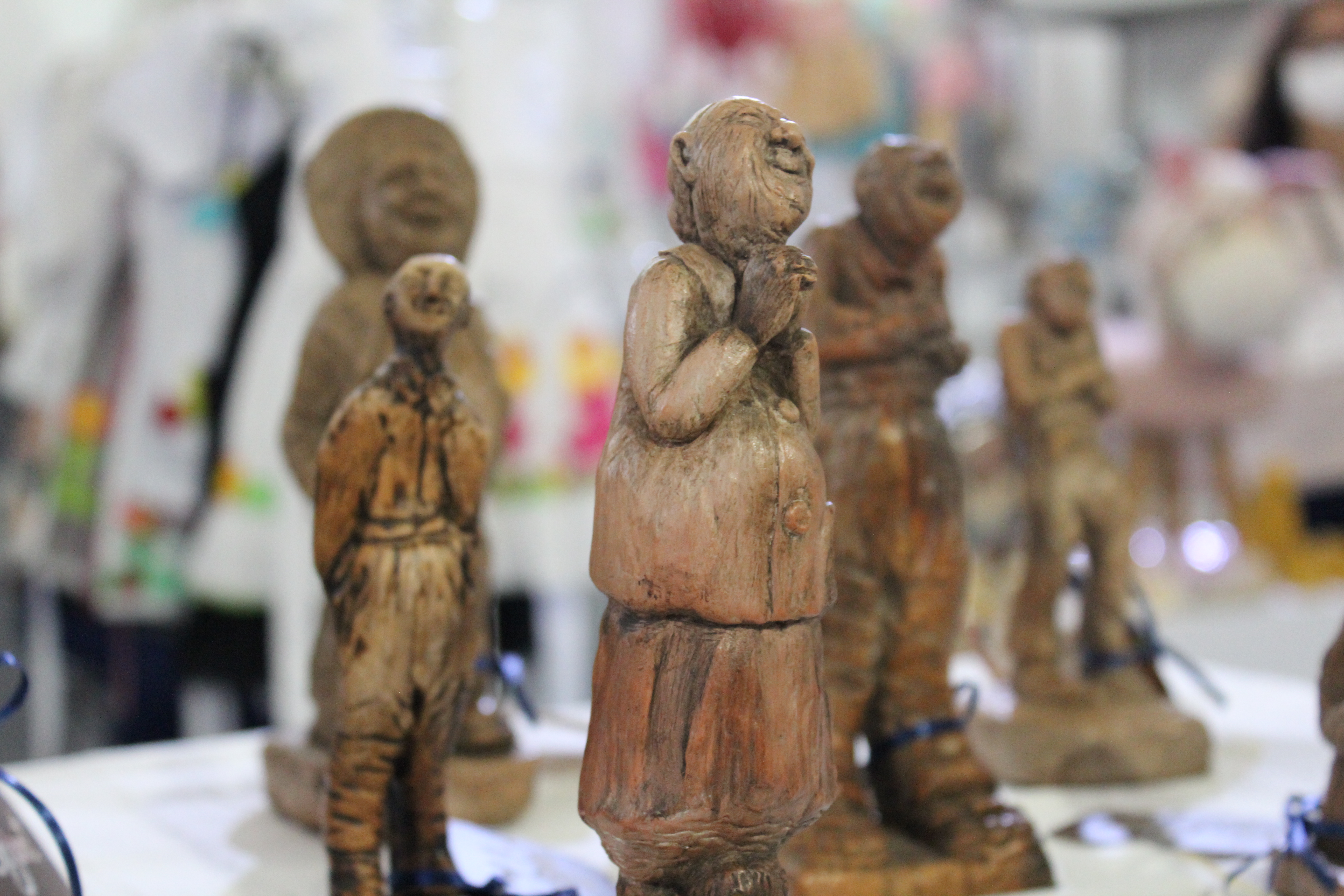 Escultura de pessoas em madeira