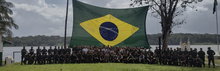 FOTO ESTICADA SITE.png