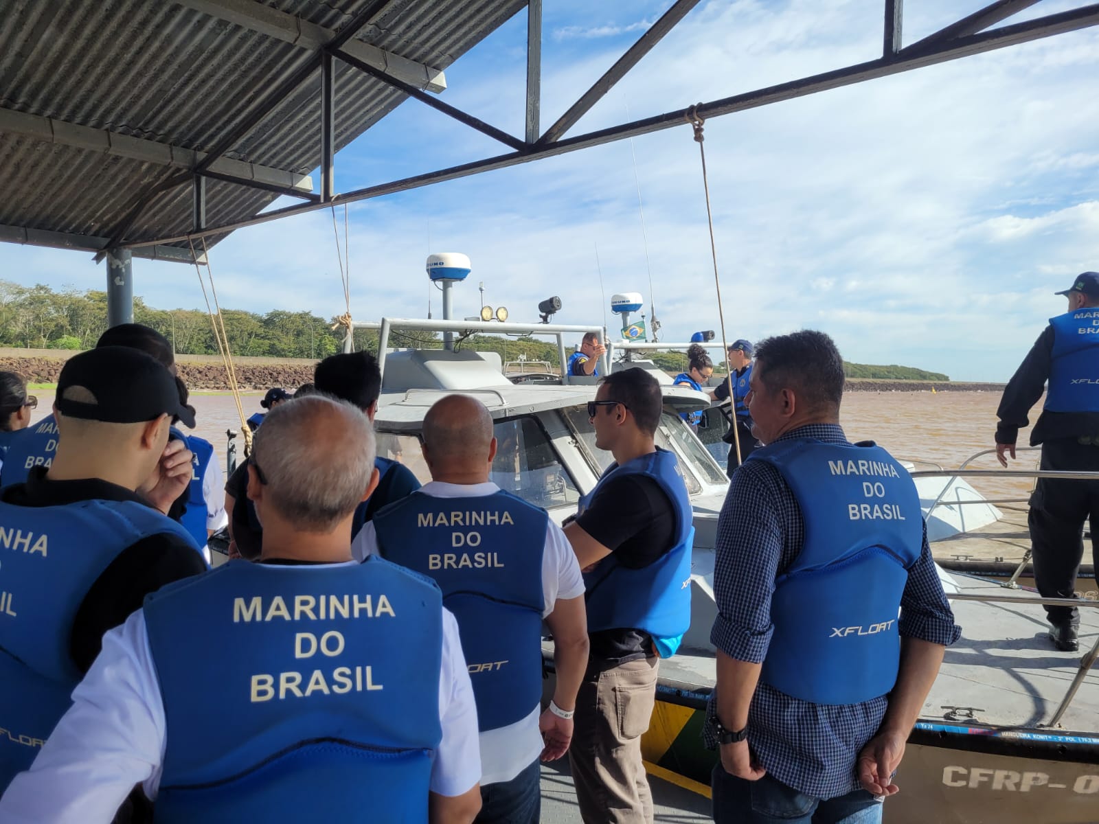 Alunos fazendo o reconhecimento no Lago de Itaipu