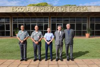 Chefe de Educação e Cultura do EMCFA realiza visita institucional à Escola Superior de Defesa