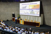 Comandante da Aeronáutica ministra palestra na Escola Superior de Defesa