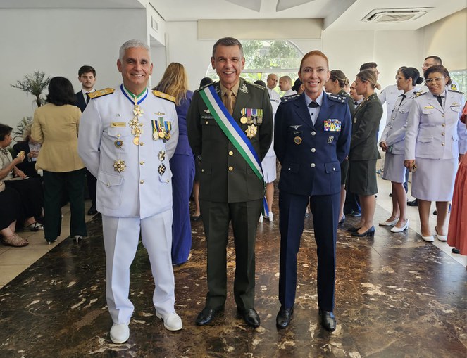 Vice-Almirante Cardoso (à esquerda); General Montenegro (ao centro); e Major-Brigadeiro Carla