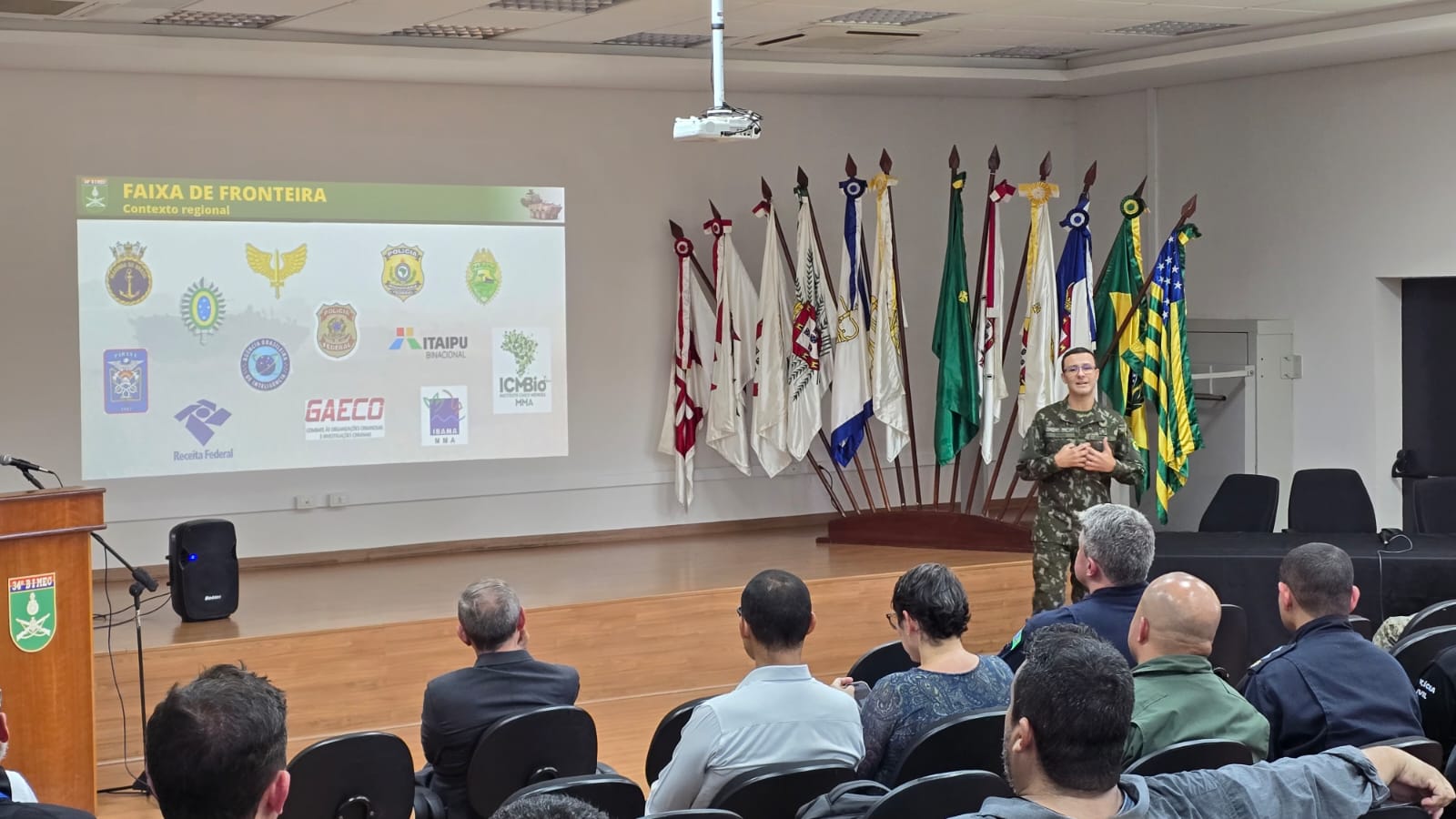 Alunos em palestra no 15º Batalhão de Infantaria Mecanizada