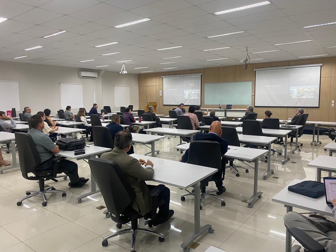 Público assistindo à defesa da dissertação