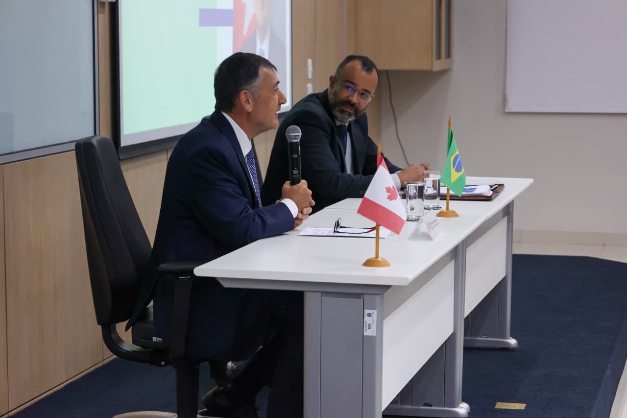 Embaixador do Canadá no Brasil, Emmanuel Kamarianakis, ministrando palestra na ESD