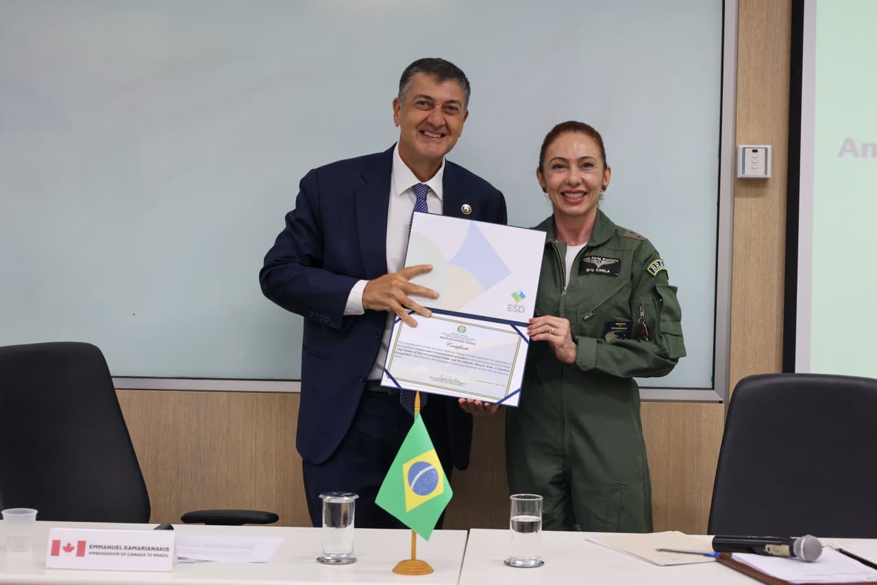 Major-Brigadeiro Médica Carla Lyrio Martins, agradeceu a presença do Embaixador Emmanuel Kamarianaki