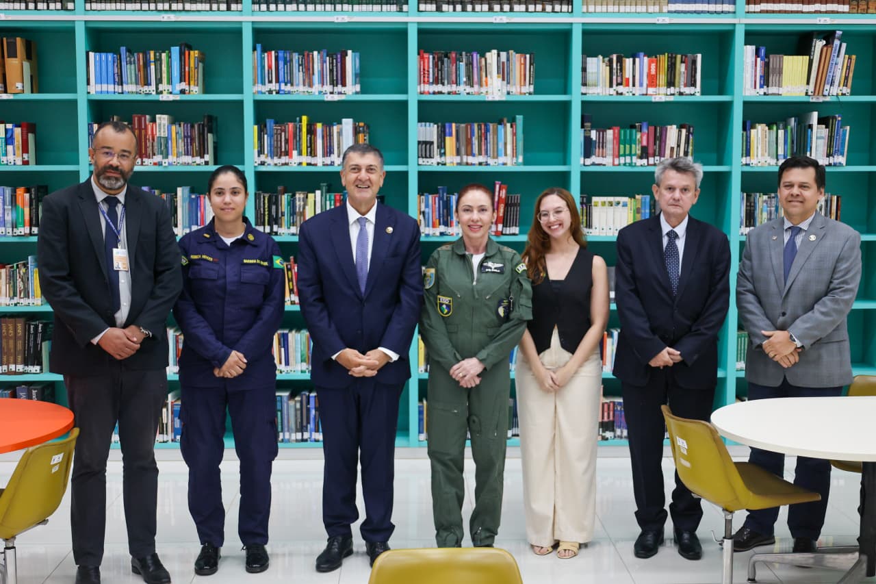 Comitiva na Biblioteca da ESD