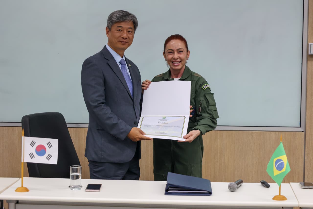 Emabaixador da Coreia no Brasil e Comandante da ESD