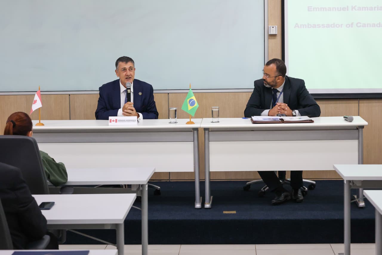 Embaixador do Canadá no Brasil, Emmanuel Kamarianakis, ministrando palestra