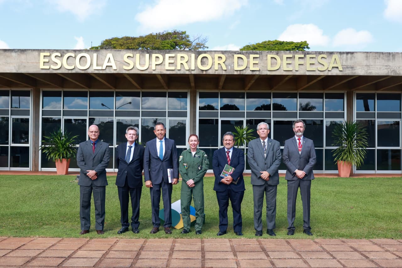 Embaixador do Peru com a MB Carla e demais autoridades a frente da ESD
