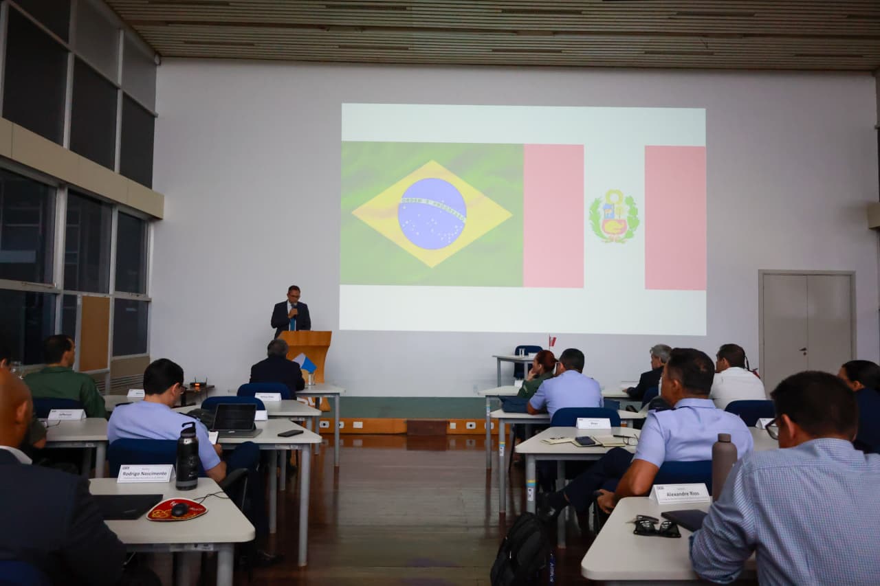 Embaixador do Peru realizando sua apresentação para os alunos do CAED que estão sentados