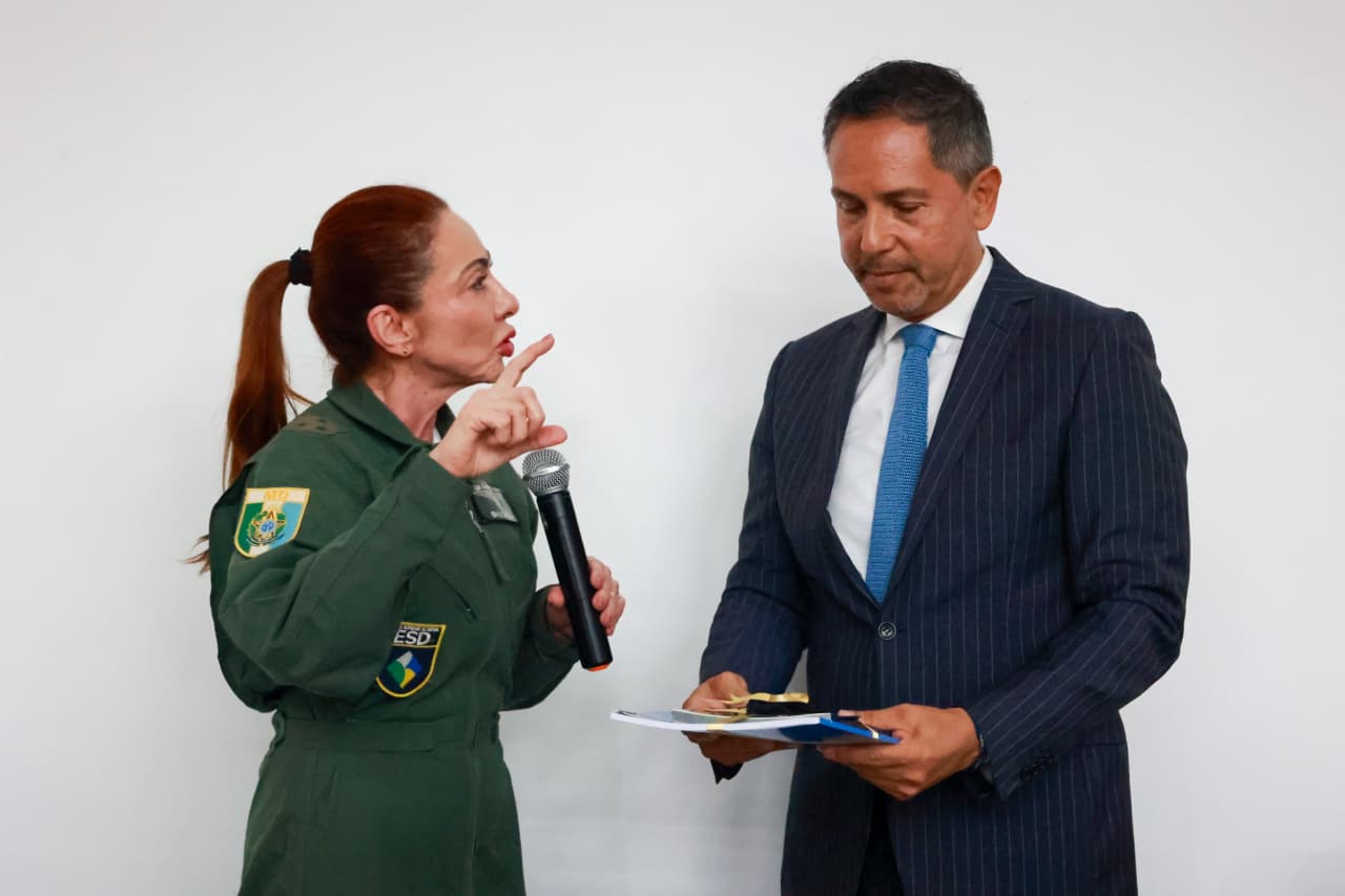 MB Carla agradecendo ao embaixador do Peru pela palestra e entregando um brinde institucional