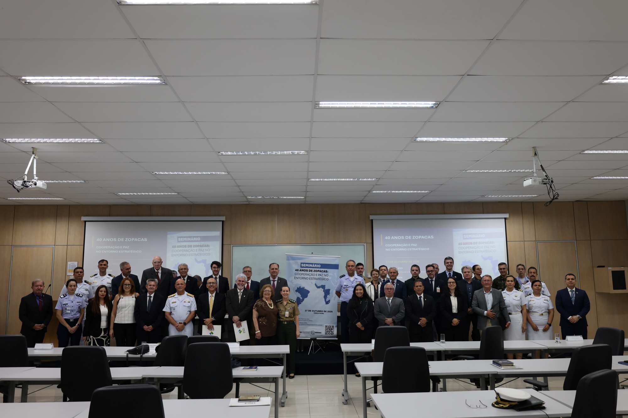 Grupo qie participou do evento reunido no fundo da sala para a foto oficial.