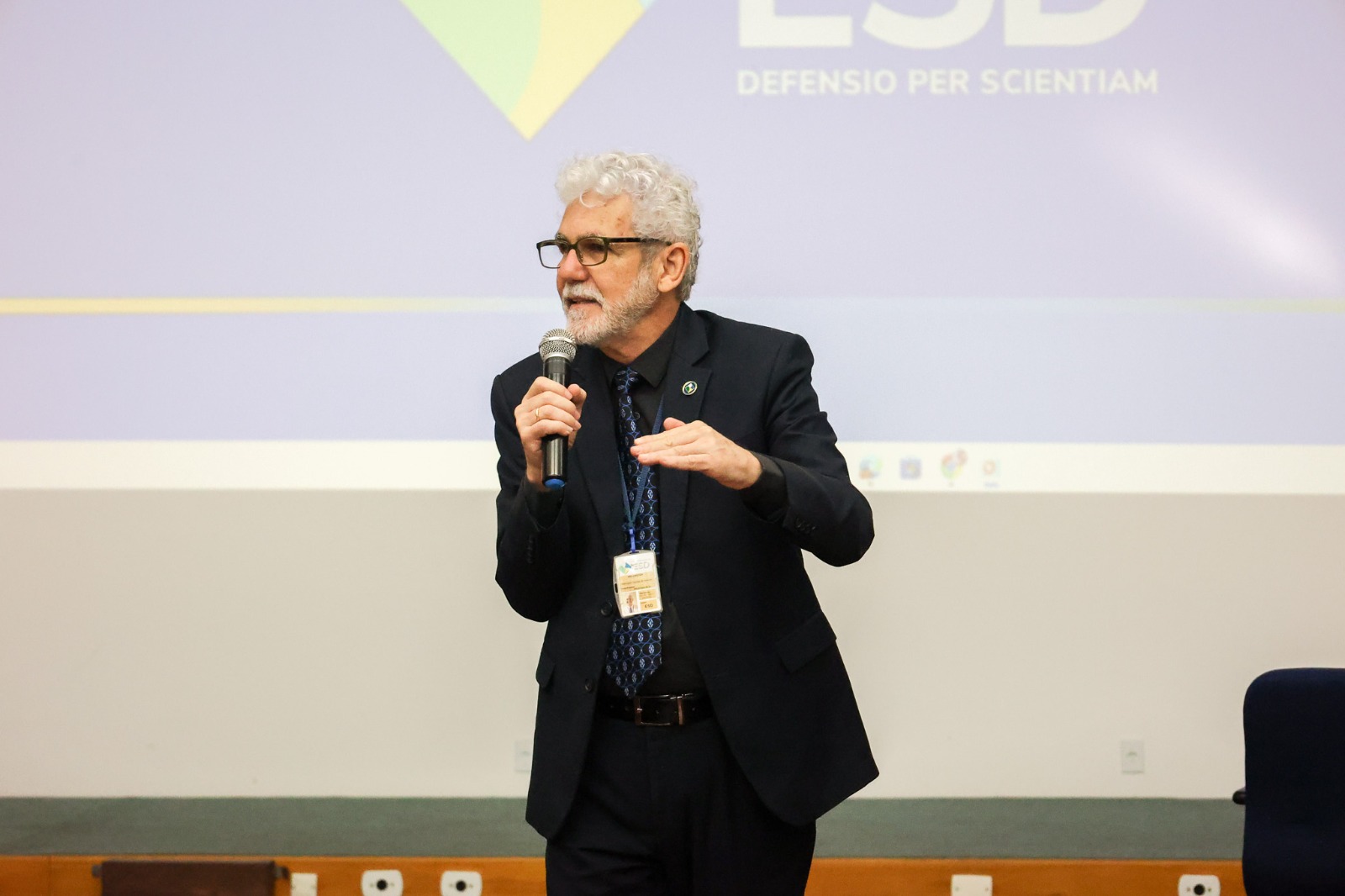Prof. Welligton passando orientações para a turma