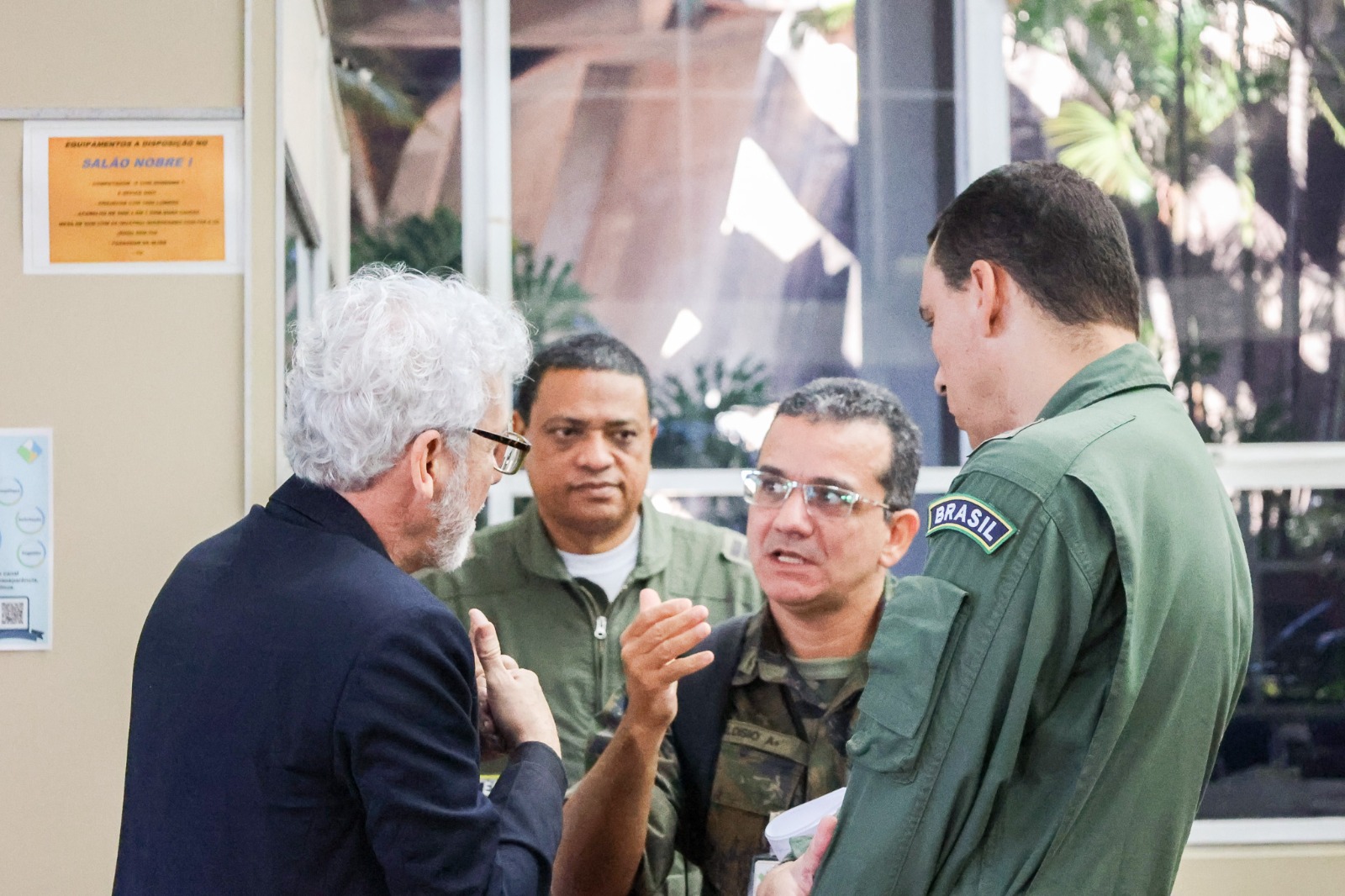 Professores e alunos debatendo