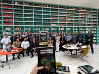 Livro do CSIE 2025 é lançado na ESD: “Inteligência Estratégica: desafios contemporâneos e perspectivas para a Defesa do Brasil”