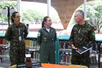 Livro sobre Operações de Informação é lançado na Escola Superior de Defesa