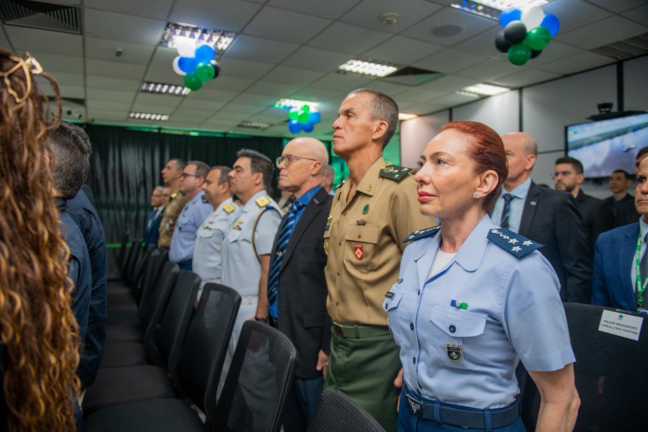 Major-Brigadeiro Carla em posição de respeito