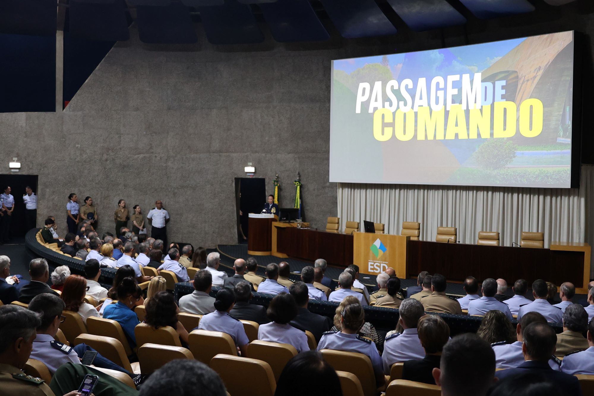 Todos sentados no auditório atentos ao discurso de despedida da Comandante.