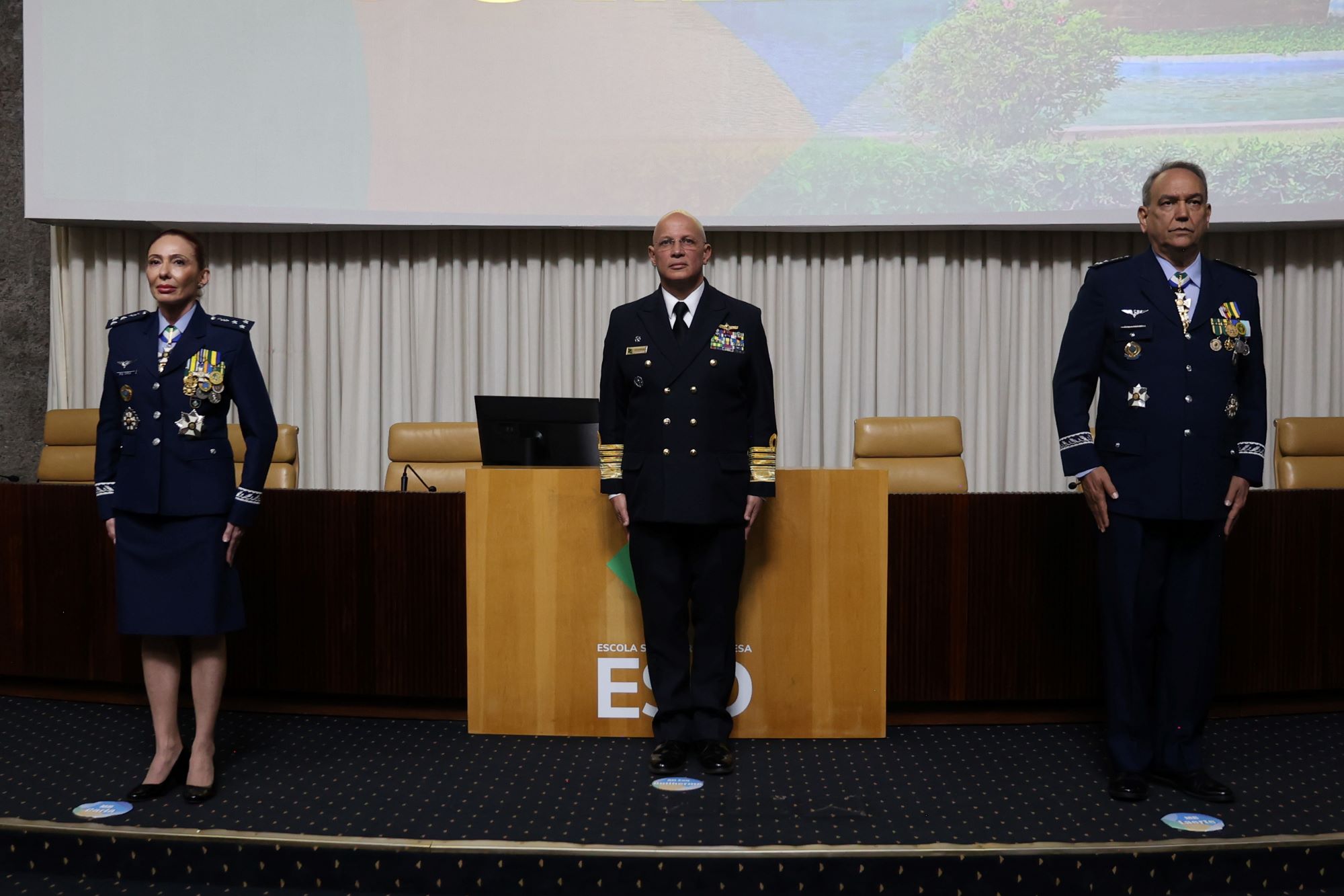 à esquerta MB Carla, ao centro AR Guilherme (CHEC) e à direita MB Laerte (novo comandante)