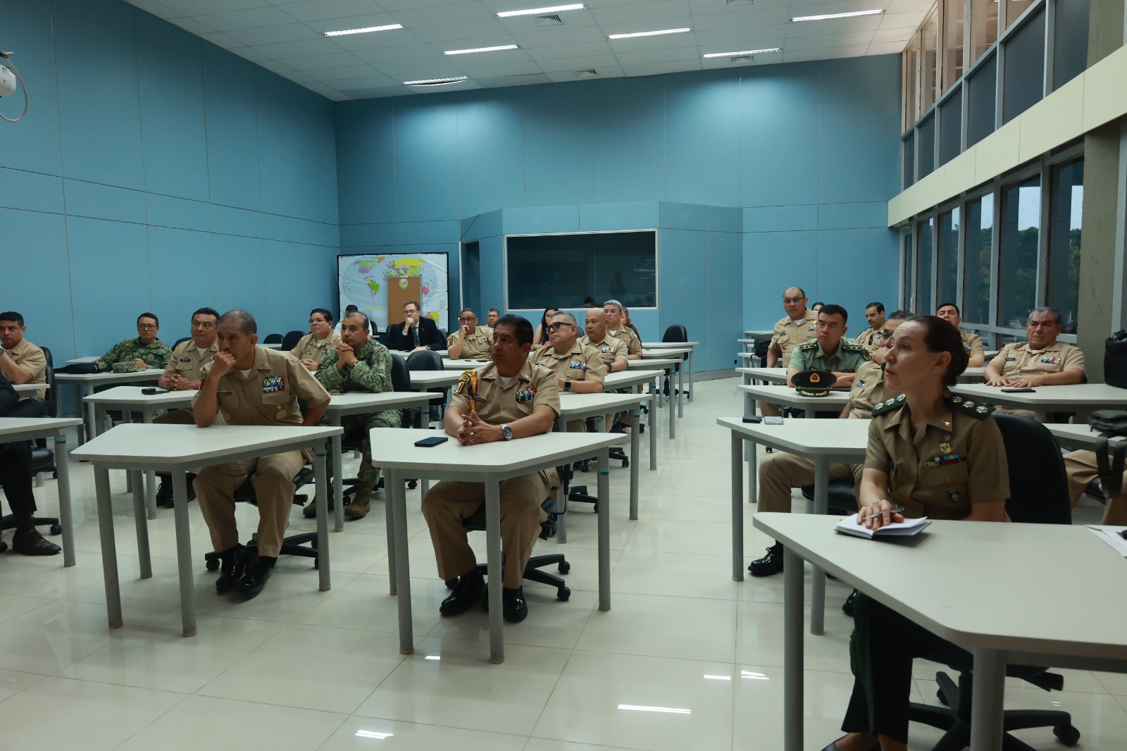 Delegação do Centro de Estudos Superiores Navais da Marinha do México assistindo à instrução