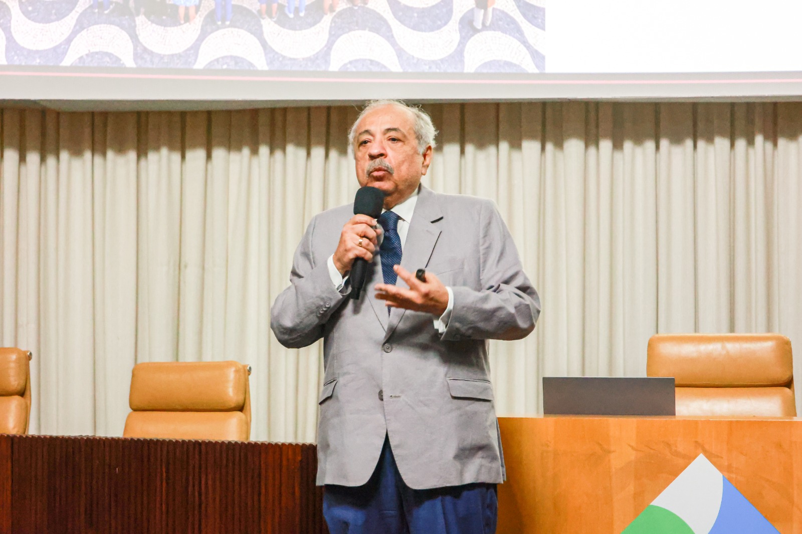 Ministro Og Fernandes em palestra na Escola Superior de Defesa falando sobre Ouvidoria no Serviço Público