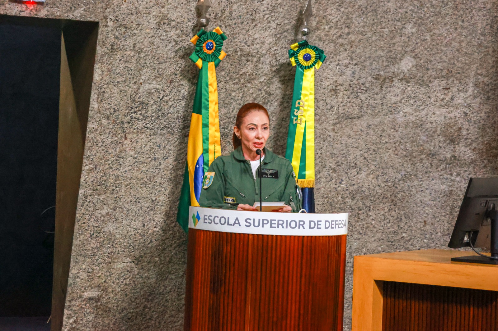 Comandante da ESD agradecendo ao palestrante no púlpito.