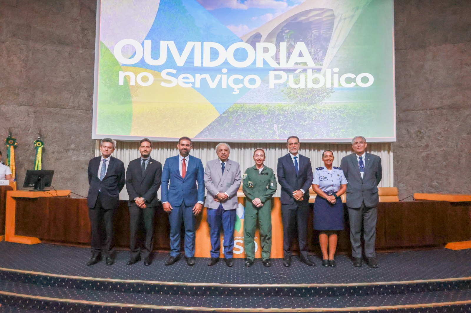 Ministro com as autoridades no auditório em pé ao fim da palestra