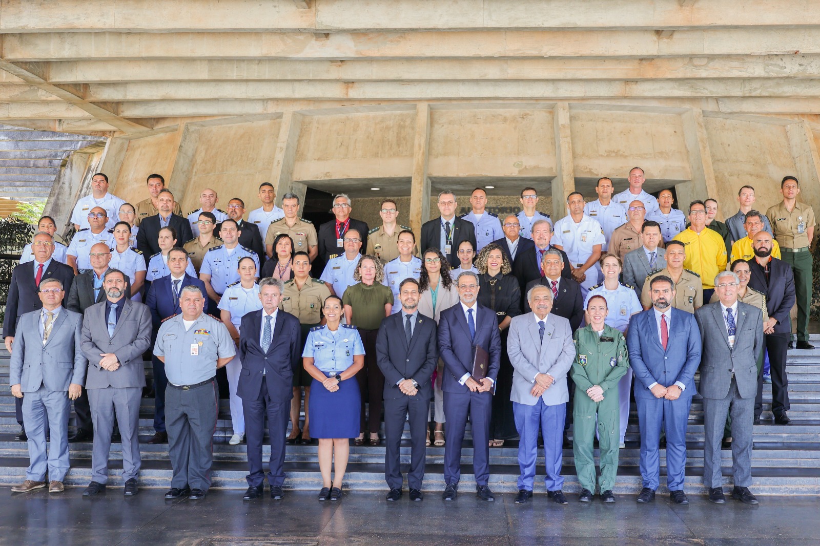 Ministro Og nas escadarias do Auditório Prof. Gustavo Heck com todos os participantes do evento.