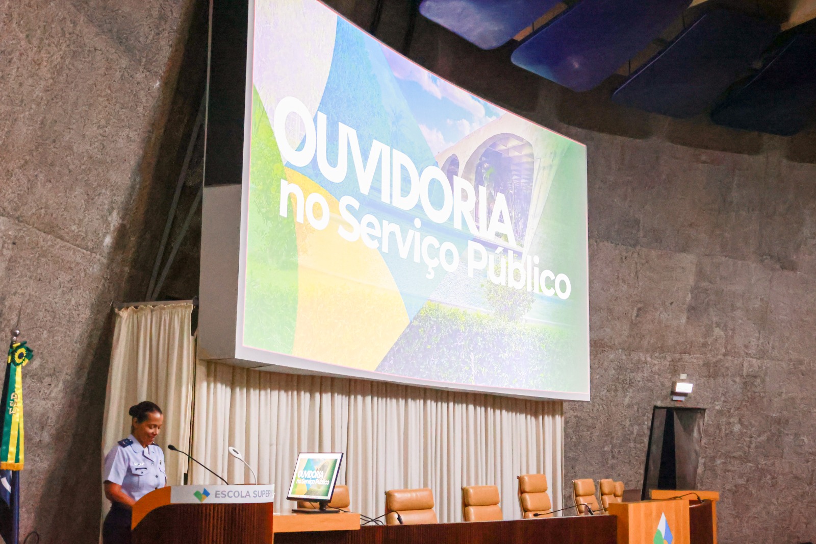 Ten Hyanna, ouvidora da ESD, no púlpito dando boas-vindas aos participantes