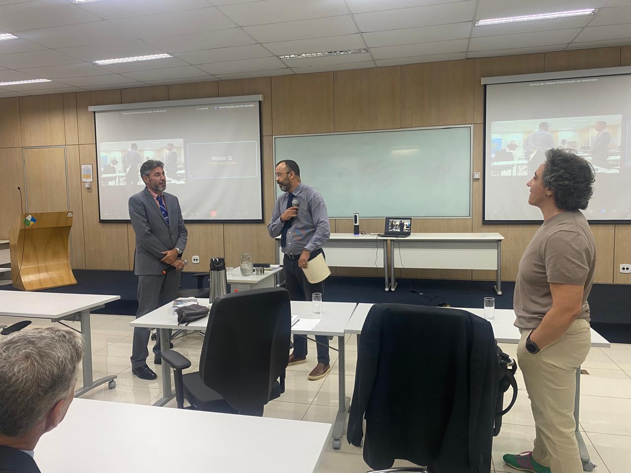 Prof. faz observações sobre a apresentação