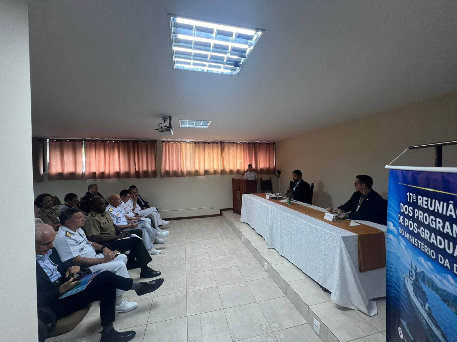 Envolvidos na reunião sentados prestando a atenção nas orientações