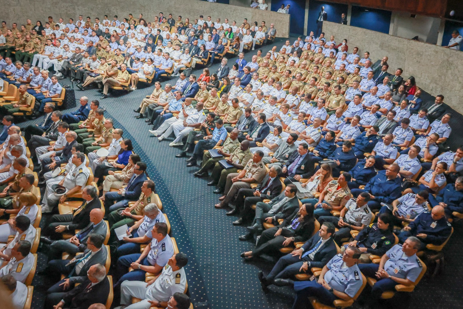 alunos do Curso de Altos Estudos em Defesa (CAED)