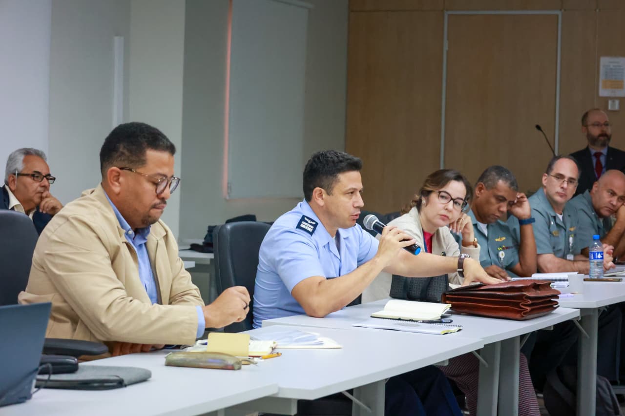 Integrantes debatendo a PND